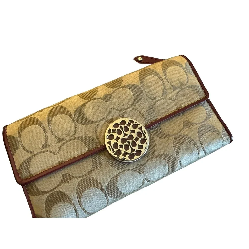 COACH Signature Canvas‎ Trifold Beige Wallet Trademark Buckle Closure